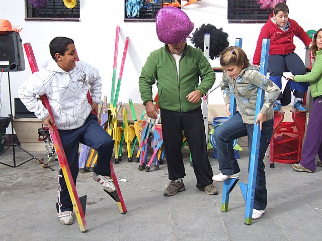 Taller de zancos y concurso de migas para celebrar la entrada de Año Nuevo en Blanca - 1, Foto 1