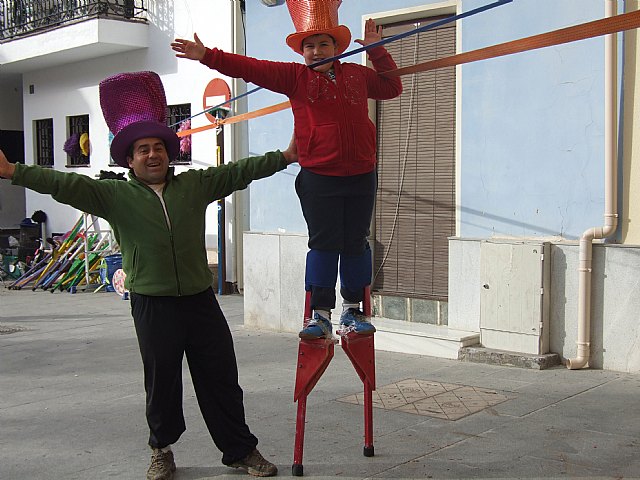 Taller de zancos y concurso de migas para celebrar la entrada de Año Nuevo en Blanca - 2, Foto 2
