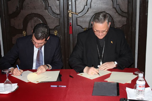El Ayuntamiento firma un convenio con la Diócesis de Cartagena para culminar la obra de la torre-campanario - 1, Foto 1