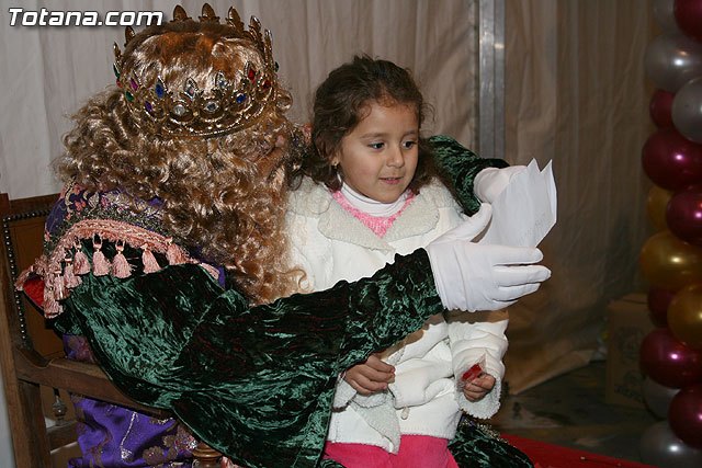 Cientos de niños y niñas acompañados por sus padres entregaron sus cartas repletas de desesos e ilusiones a los Reyes Magos - 1, Foto 1