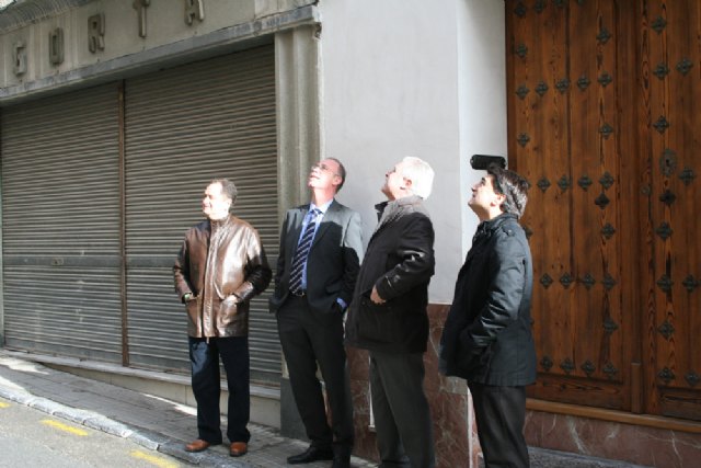 El director de Urbanismo, Antonio Navarro (segundo por la derecha), contempla una fachada restaurada en la Calle Mayor., Foto 1