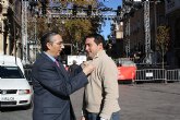 El Grupo Hortiberia le impone la insignia de ‘5 al día’ al concejal de Fiestas y Cultura Popular, Rafael Gómez Carrasco