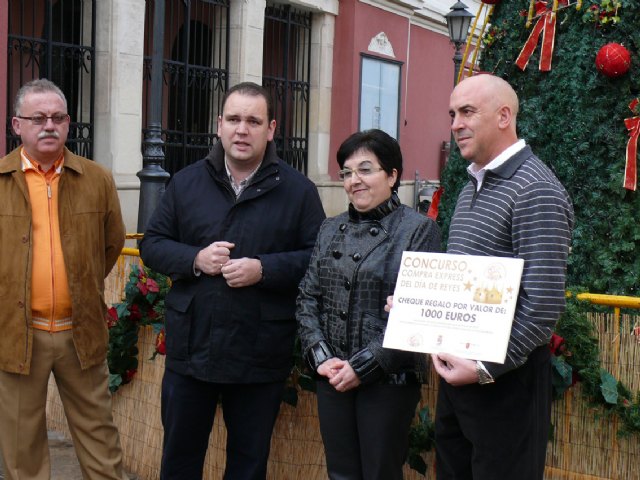 La jumillana Ana María Simón gasta en tres horas el cheque de mil euros como ganadora de la Compra Express - 1, Foto 1