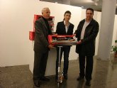 El Ayuntamiento de Lorca y la Asociación de Feriantes entregan a Cruz Roja 60 patinetes para los niños y niñas más necesitados del término municipal