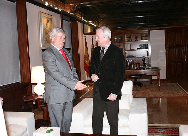 El presidente de la Comunidad, Ramón Luis Valcárcel, recibió hoy en el Palacio de San Estaban de Murcia a los miembros de la junta directiva del Colegio de Farmaceúticos de Murcia. Valcárcel felicitó a los directivos del Colegio por el reciente premio nacional concedido a este órgano colegial de la Región por la elaboración y aplicación de un manual de atención farmaceútica para dispensar en las oficians de farmacia medicamentos sin receta. En la imagen, el jefe del Ejecutivo murciano saluda a Prudencio Rosique, presidente del Colegio, junto a Isabel Tovar, vicepresidenta de este organismo, Foto 1