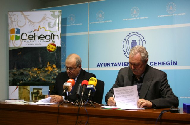 José Soria (derecha) y Domingo Aranda firman el convenio de colaboración, Foto 1