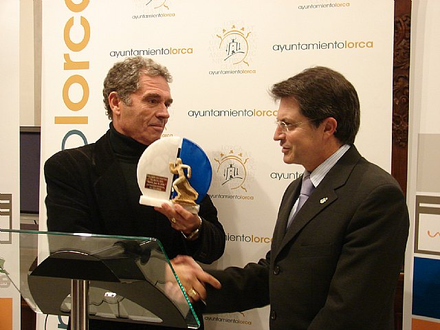 El Alcalde vence en la carrera benéfica de San Silvestre celebrada en Murcia dentro de la categoría especial - 1, Foto 1