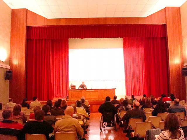 El concejal de Participación Ciudadana presenta la página web de este departamento municipal en el Consejo Municipal de Participación Ciudadana, Foto 1