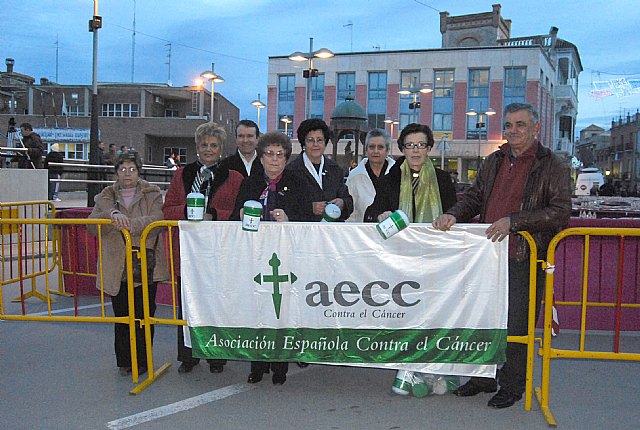 Más de 1.200 euros se recaudan en el tradicional Roscón de Reyes Gigante, Foto 1