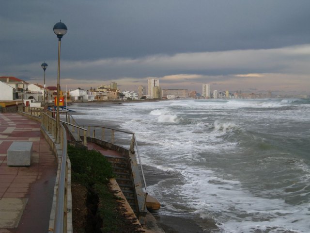 El temporal derriba un muro en el Paseo de la Playa de Levante en Cabo de Palos - 1, Foto 1