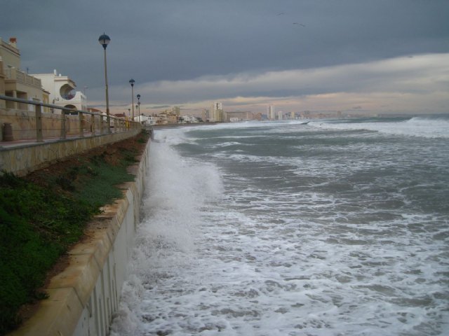 El temporal derriba un muro en el Paseo de la Playa de Levante en Cabo de Palos - 2, Foto 2