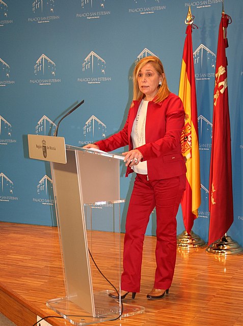 La portavoz del Gobierno regional, María Pedro Reverte, en la rueda de prensa del primer Consejo de Gobierno de 2010., Foto 1