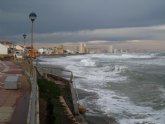 El temporal derriba un muro en el Paseo de la Playa de Levante en Cabo de Palos