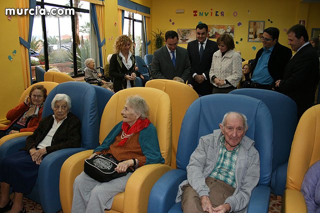 Los más de 90 usuarios de la Residencia “La Purísima” reciben la visita del consejero de Política Social, Foto 1