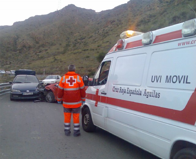 La Ambulancia de Soporte Vital Básico de Cruz Roja de Águilas asiste un accidente de tráfico en el límite de las provincias de Murcia y Almería - 1, Foto 1