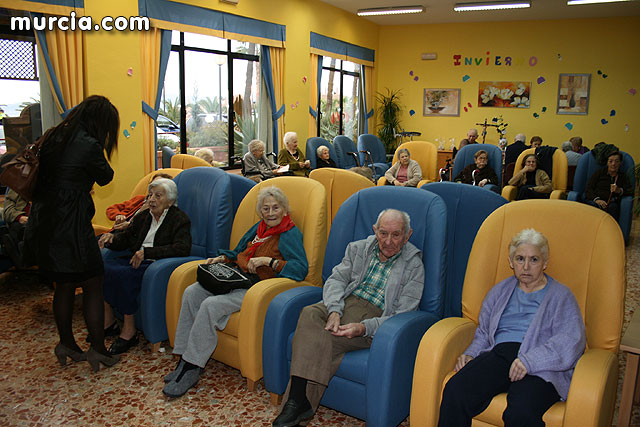 Los ms de 90 usuarios de la Residencia “La Pursima” reciben la visita del consejero de Poltica Social - 2