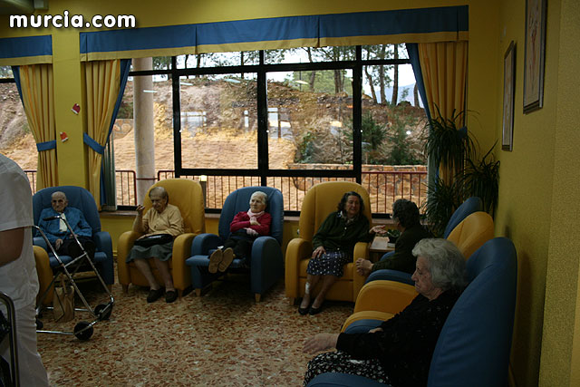 Los ms de 90 usuarios de la Residencia “La Pursima” reciben la visita del consejero de Poltica Social - 3