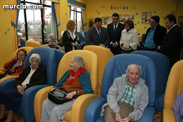 Los ms de 90 usuarios de la Residencia “La Pursima” reciben la visita del consejero de Poltica Social - 9