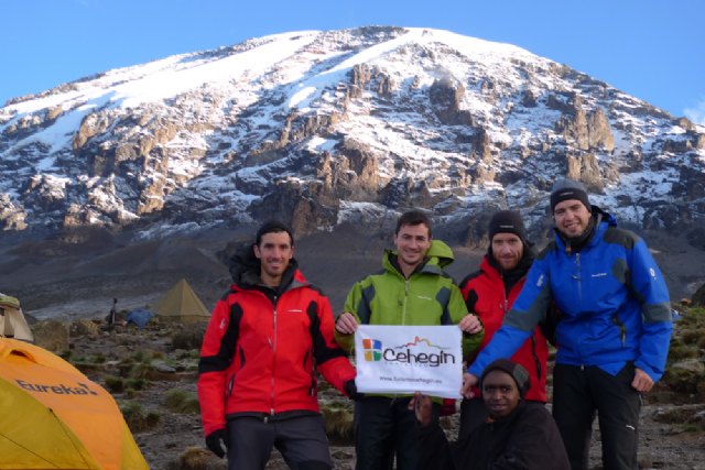 El logo turístico de Cehegín llega a la cima del Kilimanjaro - 1, Foto 1