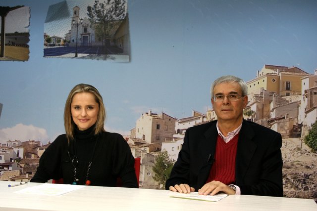 Felicidad Fernández y Juan Madrid presentan las jornadas, en los estudios de TV Cehegín, Foto 1