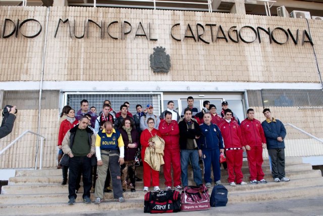 Alumnos de PROLAM disfrutan de una jornada junto al F.C. Cartagena - 1, Foto 1
