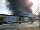 Un cortocircuito originó el incendio en ElPozo en el que trabajan 30 bomberos