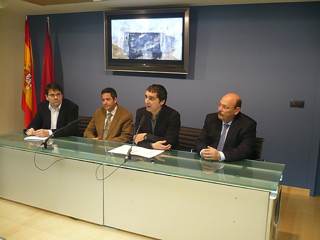 El consejero de Cultura y Turismo, Pedro Alberto Cruz, presentó hoy el Museo Convento de San Francisco que estará constituido por las obras de los artistas murcianos del siglo XX. Junto al él el director general de Bellas Artes y Bienes Culturales, Enrique Ujaldón (2i), el alcalde de Mula, Diego Cervantes(1d), y el director del Museo de Bellas Artes de Murcia , Juan García (1i), Foto 1