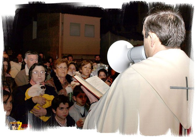 El párroco de San Pablo fue el ancargado de impartir la bendición a los animales, Foto 1