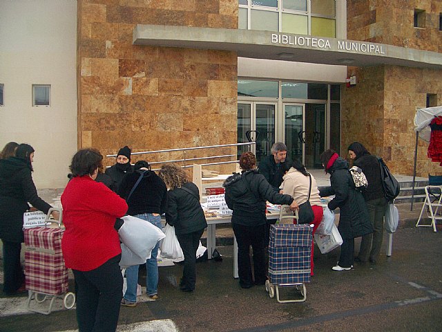 La biblioteca de San Javier distribuye de forma gratuita las bajas del fondo propio y títulos de donaciones a través del “mercado del libro” - 1, Foto 1