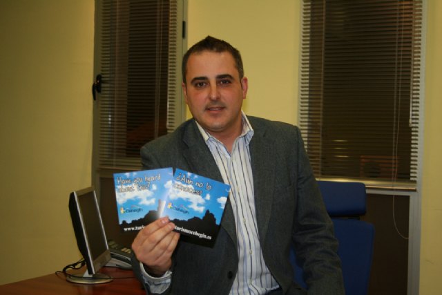 Francisco Abril muestra los folletos promocionales que Cehegín llevará a FITUR, Foto 1