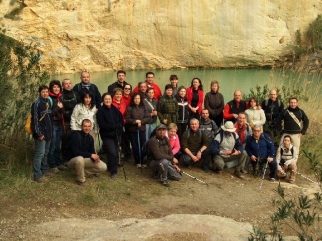 Más de una treintena de senderistas realizan una ruta de 12 kilómetros por los parajes naturales de Mula, Foto 1