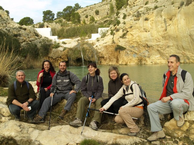 Más de una treintena de senderistas realizan una ruta de 12 kilómetros por los parajes naturales de Mula, Foto 2