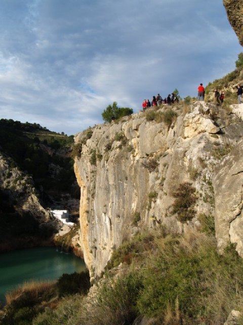 Más de una treintena de senderistas realizan una ruta de 12 kilómetros por los parajes naturales de Mula, Foto 3