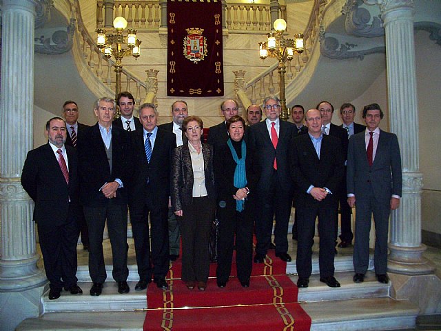 El presidente de Repsol y diputados de la Comisión de Industria, en el Palacio Consistorial - 1, Foto 1