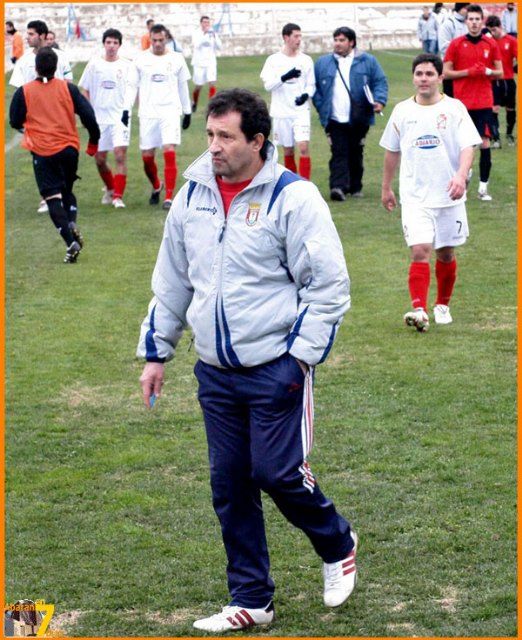El hasta ahora entrenador del F.B. Base Abarán en su último partido en 'Las Colonias', frente al Cuarto Distrito. , Foto 2
