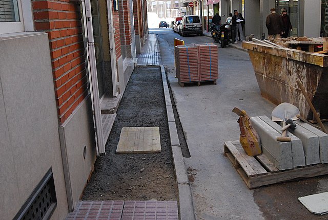 Comienza la ejecución de las obras de sustitución de las aceras en la calle Santa Bárbara - 1, Foto 1