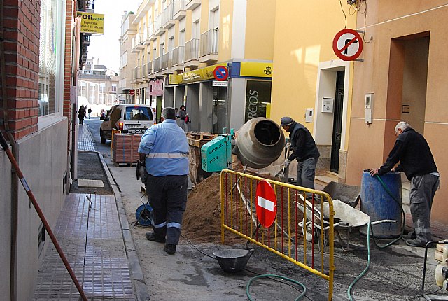 Comienza la ejecución de las obras de sustitución de las aceras en la calle Santa Bárbara, Foto 2