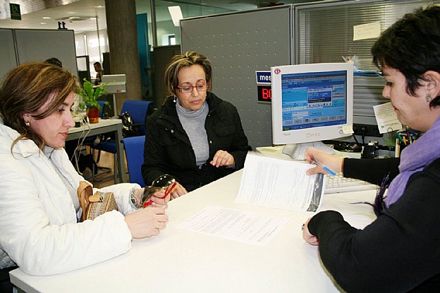 Más de 90.000 ciudadanos resolvieron sus consultas en las Ventanillas Únicas de Vivienda de la Comunidad durante 2009, Foto 1
