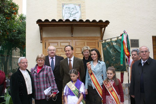 El Alcalde acompaña a los socios de la Peña El Zaragüel en la inauguración de su sede en un solar cedido por el Ayuntamiento - 1, Foto 1