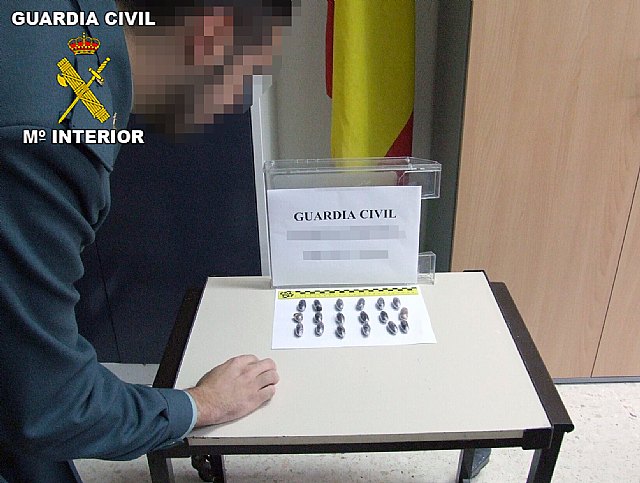 La Guardia Civil incauta una veintena de “bellotas” de hachís - 1, Foto 1