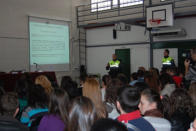 Los alumnos del CES Vega Media aprenden seguridad vial - 3, Foto 3