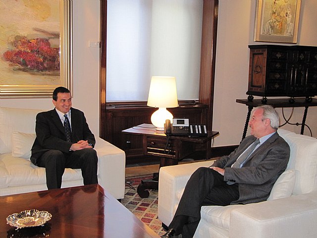 IU consigue el compromiso de Valcárcel para reformar la ley electoral - 1, Foto 1