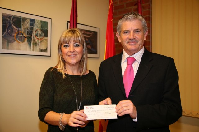 La Asociación contra el Cáncer recibe 1.300 euros de la San Silvestre - 1, Foto 1