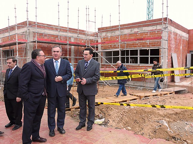 El Delegado del Gobierno y el Alcalde de Molina de Segura visitan las obras del Centro de Día para la Promoción de la Autonomía Personal - 1, Foto 1