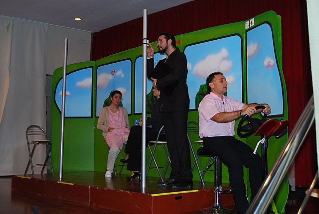 Representacin de “El autobs”, obra de teatro didctica e interactiva dirigida a niños de los centros educativos, Foto 2