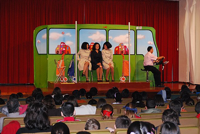 Representacin de “El autobs”, obra de teatro didctica e interactiva dirigida a niños de los centros educativos, Foto 3