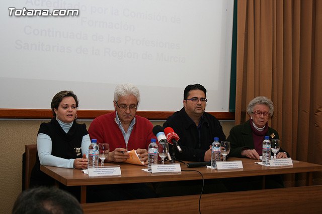 Más de una treintena de alumnos participan en el curso “Cuidados y trato adecuado en las personas mayores”, que fue inaugurado ayer - 1, Foto 1