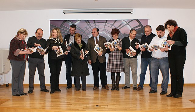 El Alcalde presenta el ‘Anuario 2009’ que resume la actividad social y municipal de Puerto Lumbreras durante todo el año - 1, Foto 1
