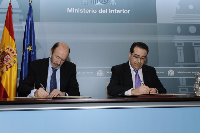 El ministro del Interior y el alcalde de Jumilla han firmado el convenio para la construcción del cuartel - 1, Foto 1