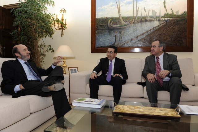 El ministro del Interior y el alcalde de Jumilla han firmado el convenio para la construcción del cuartel - 2, Foto 2